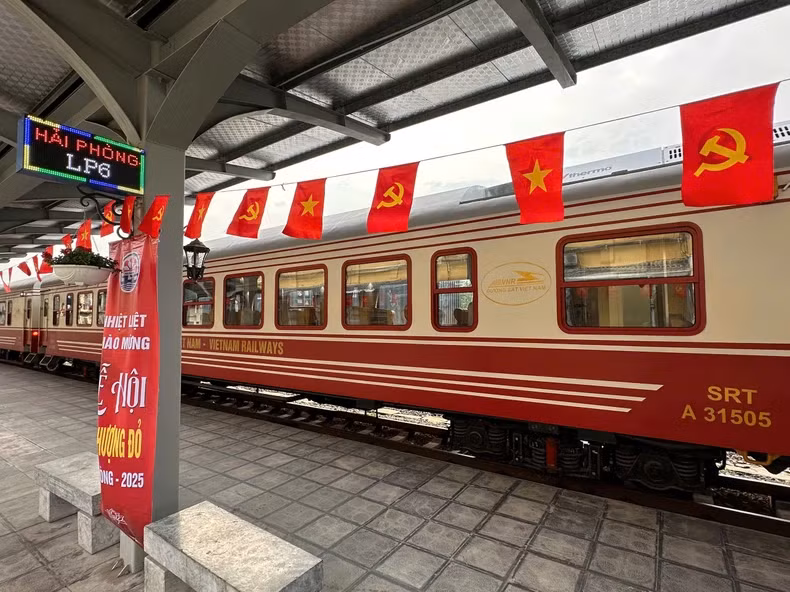 “红凤凰号”豪华旅游列车正式开通。