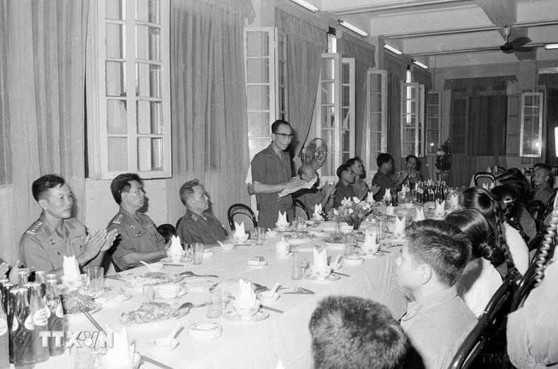 1977年，老挝政府副总理、国防部长坎代·西潘敦同在老挝战场牺牲的越南专家和志愿军家属会面。