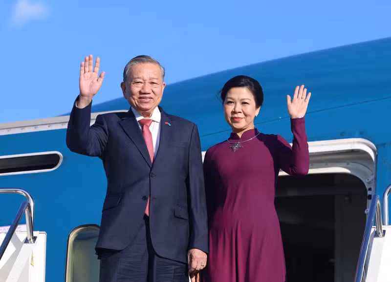 越共中央总书记苏林和夫人抵达阿斯塔纳，开始对哈萨克斯坦进行国事访问。（图片来源：越通社）