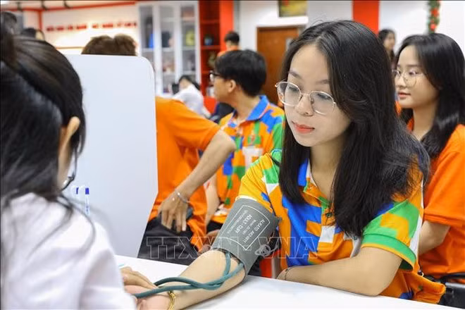 “红色之旅” 无偿献血活动吸引多人参加。(图片来源:越通社) “红色之旅” 无偿献血活动吸引多人参加。(图片来源:越通社)