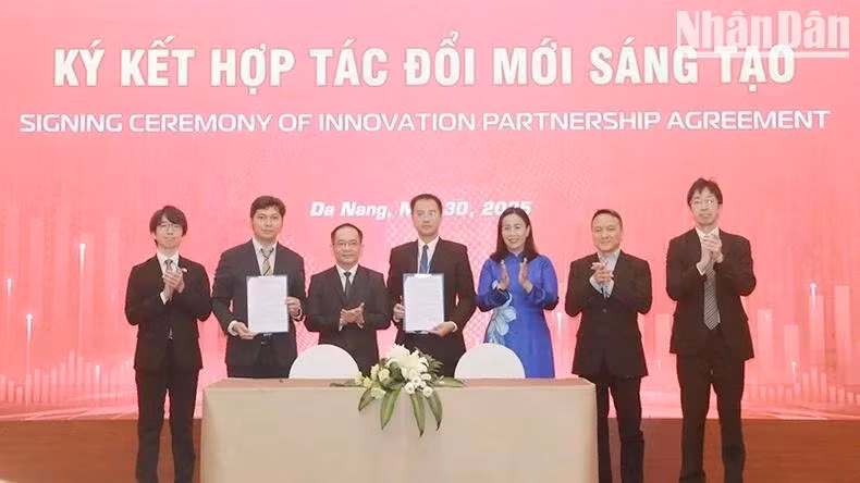 各单位之间的创新合作签约仪式。