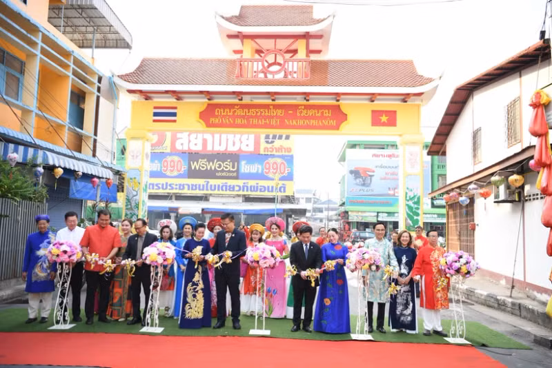 泰越美食街开街仪式。（图片来源：越通社）