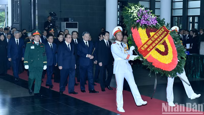 党、国家、国会、政府、越南祖国阵线、各部委怀着无比沉痛的心情齐聚越南国家殡仪馆，出席原国家主席陈德良的吊唁仪式。