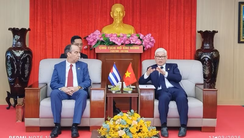 越共中央委员、平阳省省委书记阮文利（右）与古巴共和国驻越南大使罗赫略 · 波兰科 · 富恩特斯。