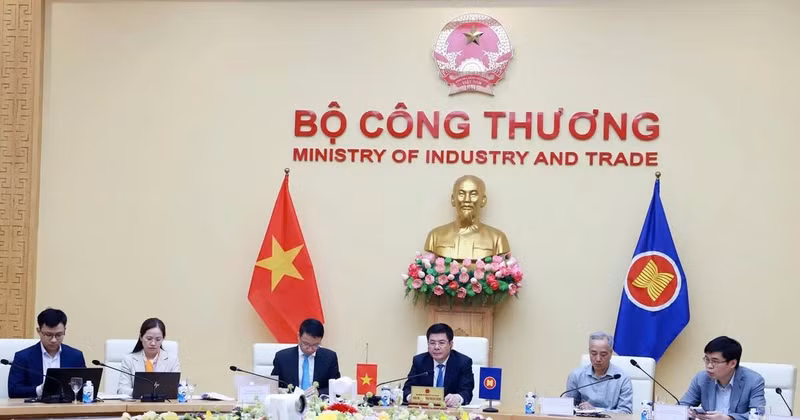 工贸部以视频形式参加会议。（图片来源：越通社）