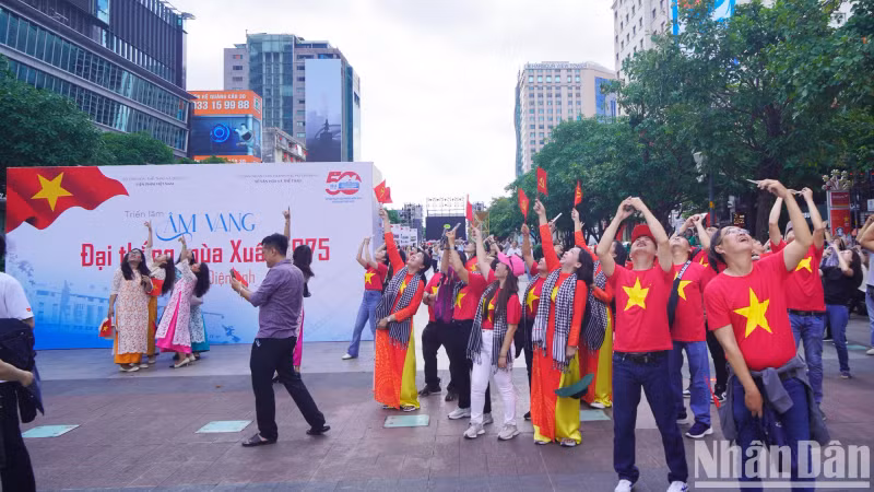 当地居民纷纷拍下人民军空军训练的珍贵画面，表达自豪与激动之情。