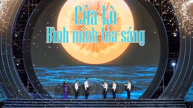 2025年义安省炉门旅游节精彩开幕。