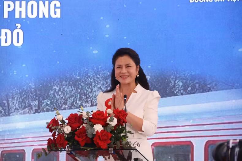 海防市文化体育旅游局局长陈氏黄梅在活动上发表讲话。