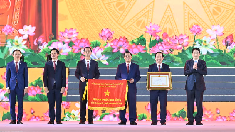 越南国家主席梁强向海防市授予“英雄城市”称号。
