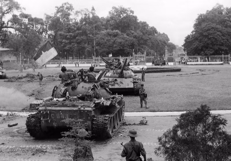 1975年4月30日中午，解放军坦克攻占伪政府总统府。（图片来源：光诚／越通社）
