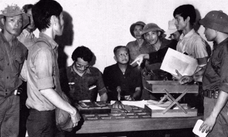 1975年4月30日中午，伪政府总统杨文明率内阁成员在西贡广播电台前宣布无条件投降，标志着越南战争正式结束。（图片来源：资料／越通社）