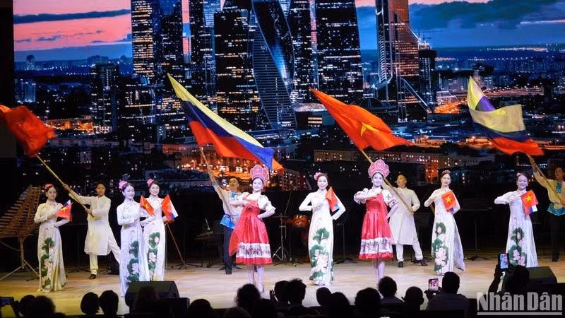 越南艺术家们在2024年俄罗斯联邦“越南文化日”活动开幕式上精彩表演。（本报记者春兴 摄）