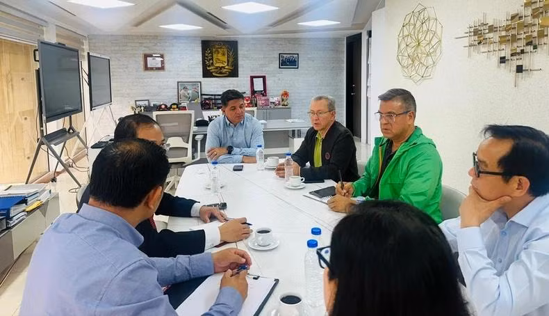 委内瑞拉副总统、委内瑞拉-越南政府间委员会越方分委主席豪尔赫·马尔克斯与越南企业代表团举行工作座谈。