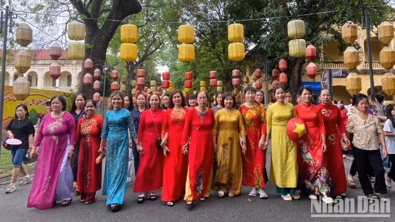 游客参观升龙皇城遗迹区。