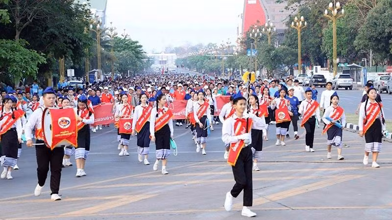 纪念老挝人民革命党成立70周年的巡游在万象举行。（图片来源：《巴特寮报》）