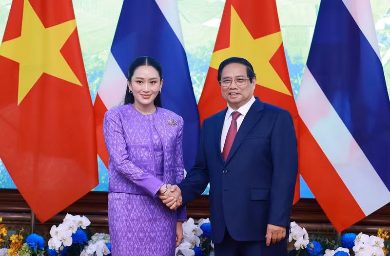 越南政府总理范明正与泰国总理佩通坦·钦那瓦共同主持第四次越泰联合内阁会议。