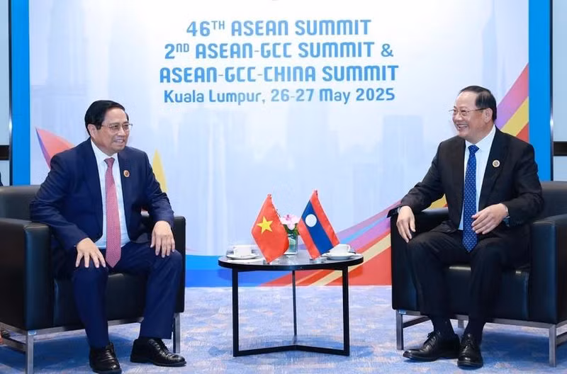 越南政府总理范明正会见老挝总理宋赛·西潘敦。（图片来源：越通社）