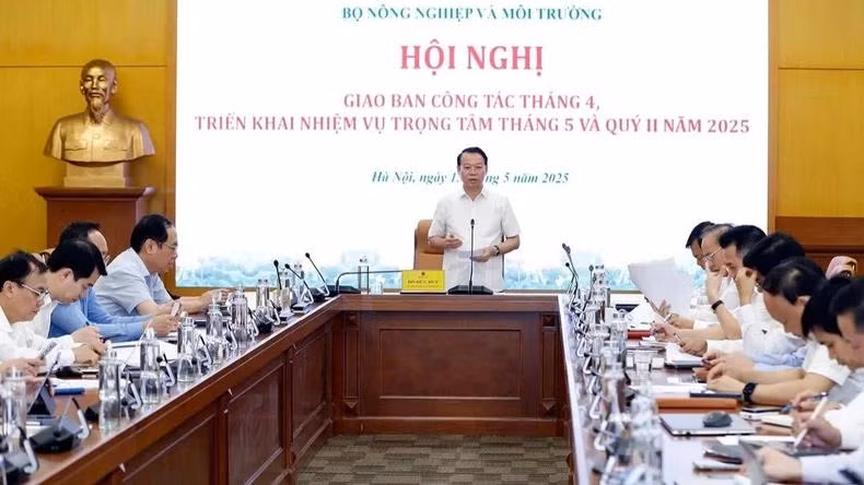 农业与环境部部长杜德维在会议上发言。