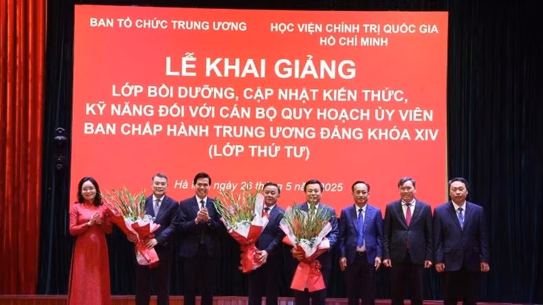 培训班学员代表向党和国家领导同志献花致意。