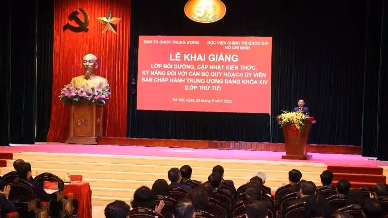 越共中央政治局委员、中央书记处常务书记陈锦秀同志在开班仪式上发表指导性讲话。