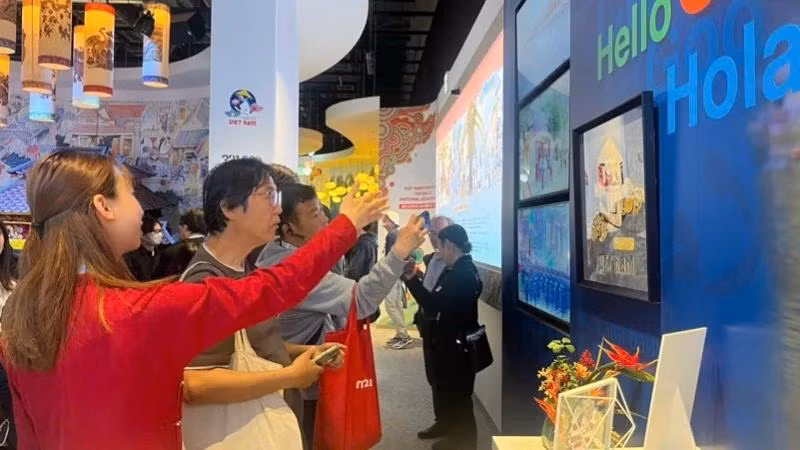 参观者在2025年大阪世博会越南展馆的手工艺品展示空间参观。（图片来源：国际合作局）