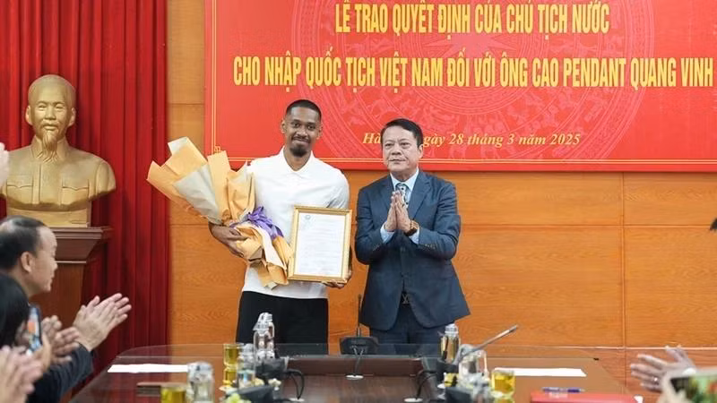 河内市司法局代表向球员Cao Pendant光荣颁发加入越南国籍的决定书。（潘石 摄）