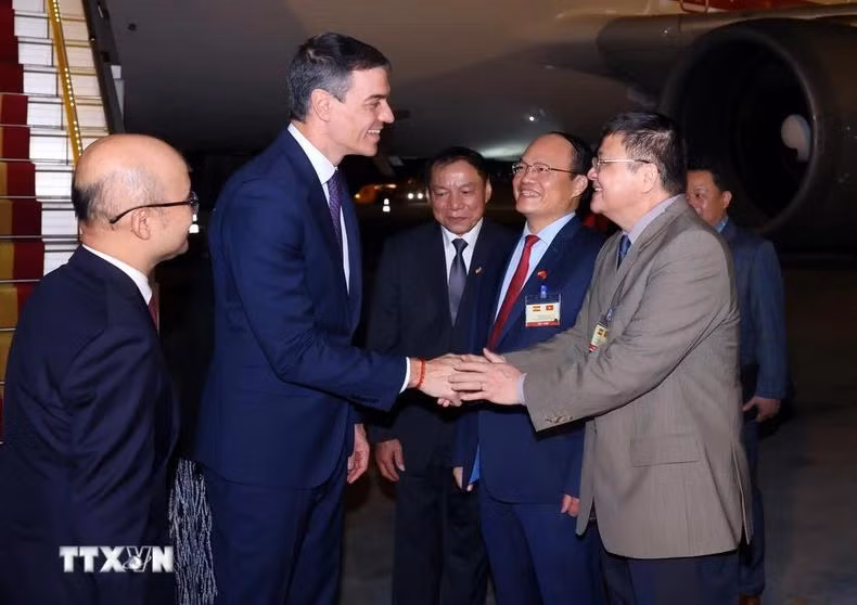 西班牙首相佩德罗·桑切斯抵达河内，开始对越南进行正式访问。他是自1977年两国建立外交关系以来第一位对越南进行正式访问的西班牙首相。（图片来源：越通社）
