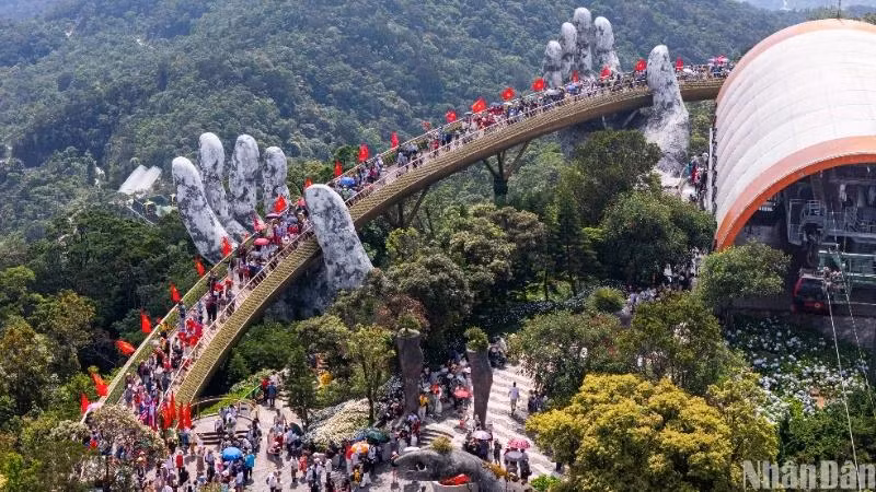 在4·30和5·1五天假期高峰期间，巴拿山Sun World主题乐园迎来大量游客。