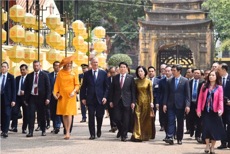 越南国家主席梁强与比利时国王菲利普参观升龙皇城。