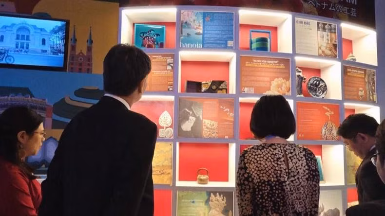 传统与当代手工艺展示空间吸引大量游客驻足。（图片来源：国际合作局）