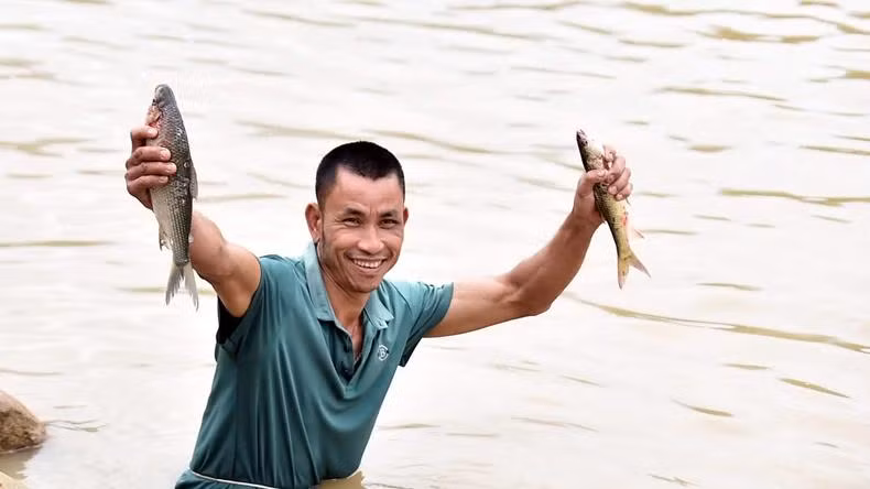 也正因如此，鱼成为泰族人日常餐桌上的常见菜肴，同时也是他们举行神圣仪式时不可或缺的供品之一。（图为：展示捕鱼“战利品”）
