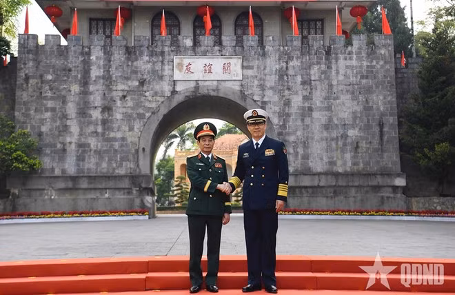越南国防部部长潘文江大将与中国国防部部长董军上将。（图片来源：越通社）