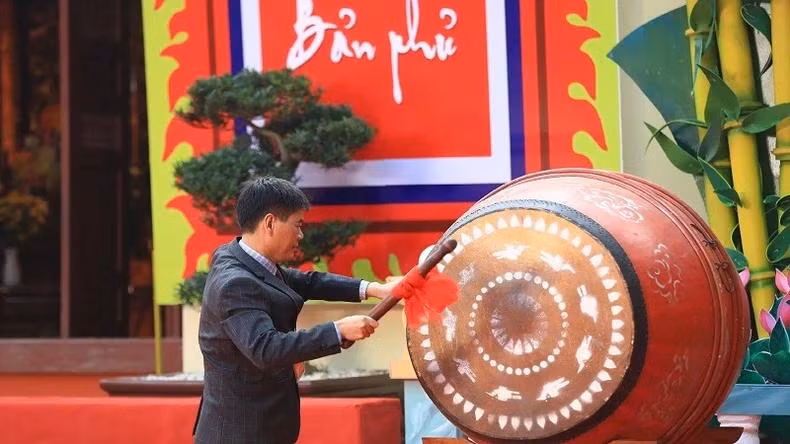 奠边县人民委员会主席阮太平击鼓宣布庙会开幕。