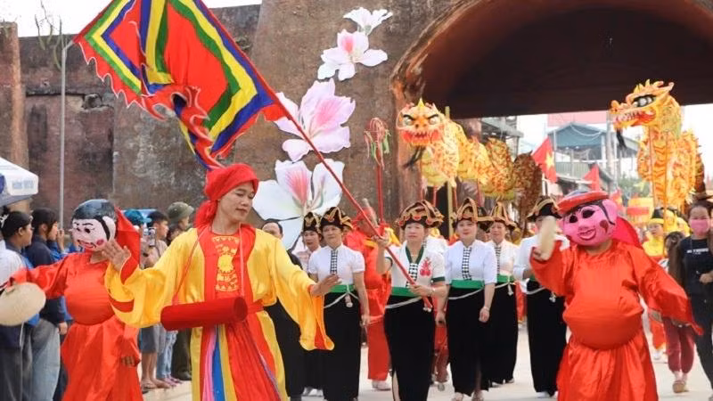 奠边县各民族群众在黄公质庙会开幕仪式上举行迎祭仪式。