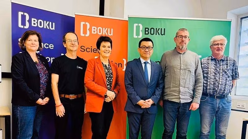 越南驻奥地利大使武黎太黄与维也纳农业大学代表合影。（越南驻奥地利大使馆供图）