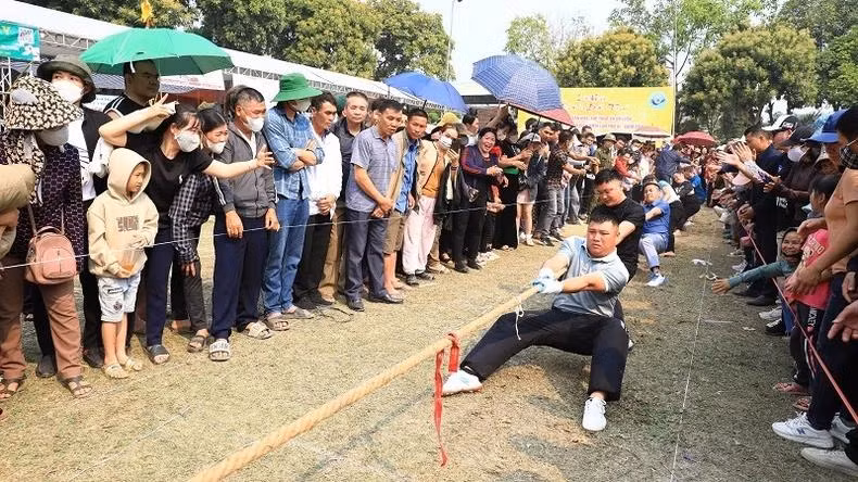 拔河比赛吸引了广大民众和游客的热情参与与加油助威。