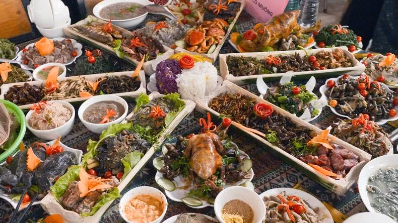 无论是日常餐食还是节庆宴席，泰族女性都展现出出色的料理手艺。餐桌上常常可见来自河流溪涧的丰富食材，如鱼、虾、石苔、石虫、螺、青蛙等。（图为：传统美食比赛）