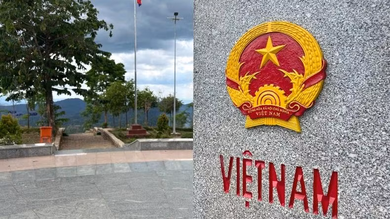界碑上庄重镌刻着我国国徽和国名。 界碑上庄重镌刻着我国国徽和国名。