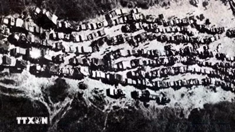 伪军的军车在撤离西原时堵塞在7号公路上。（图片来源：越通社）