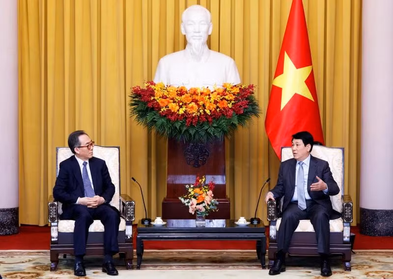 越南国家主席梁强会见韩国外交部长赵兑烈。
