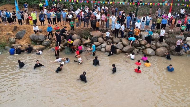 自古以来，泰族人民的生活始终依托于这些河流溪流。（图为：民众参加溪流捕鱼比赛）