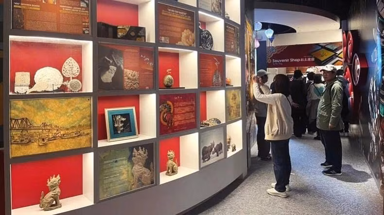 越南国家展馆的手工艺品展示空间。（图片来源：国际合作局）