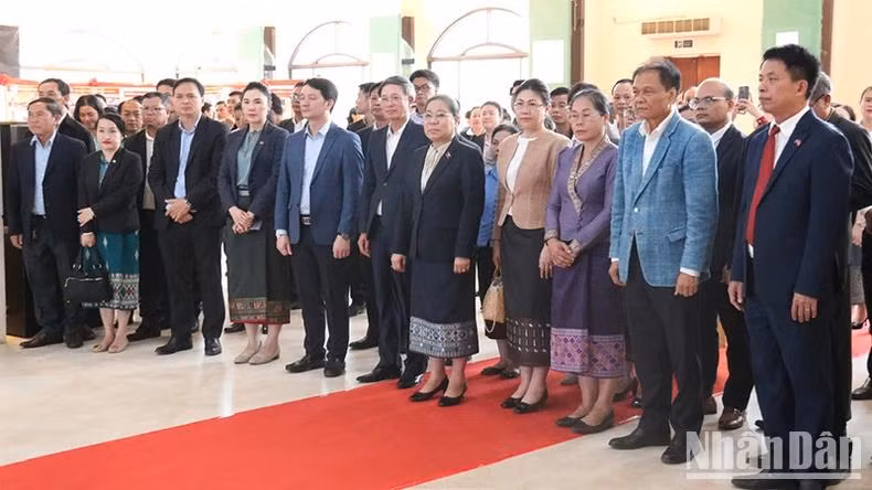 与会代表出席图片展开幕式。 与会代表出席图片展开幕式。