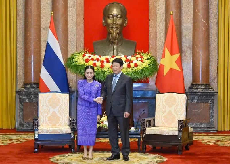 越南国家主席梁强会见泰国总理佩通坦·钦那瓦。