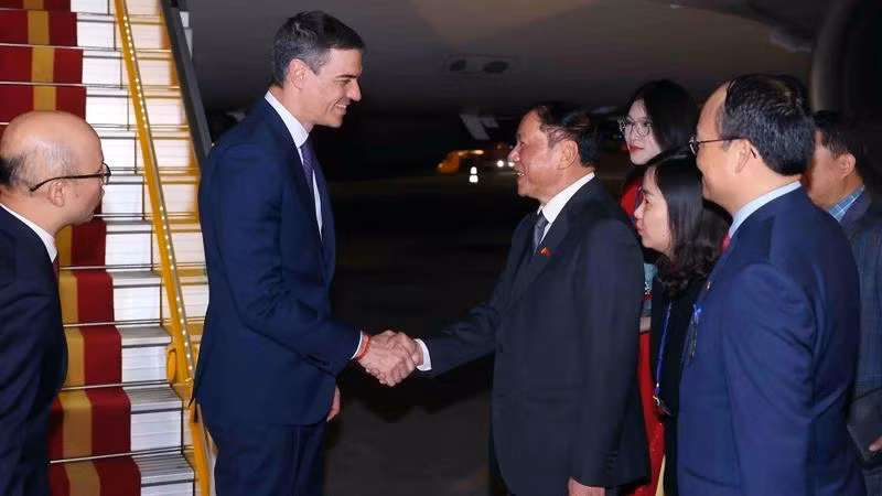越南文化体育与旅游部部长阮文雄前往河内内排国际机场迎接西班牙首相佩德罗·桑切斯。（图片来源：越通社）