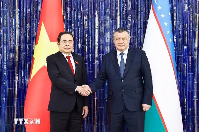 越南国会主席陈青敏与乌兹别克斯坦议会下院议长伊斯马伊洛夫。（图片来源：越通社）