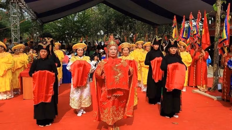 奠边县德高望重的长者和当地民众进行祭祀仪式。