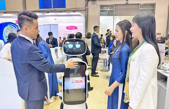 2024年河内国际旅游博览会介绍服务于旅游业的机器人。（图片来源：人民报）
