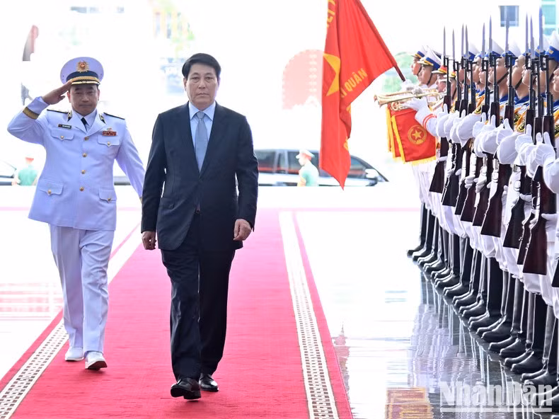 国家主席梁强在纪念仪式上检阅仪仗队。 国家主席梁强在纪念仪式上检阅仪仗队。