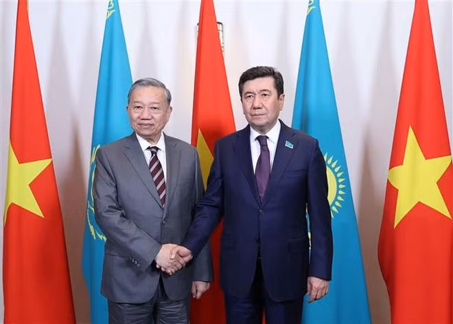 苏林总书记会见哈萨克斯坦议会下院议长叶尔兰·科沙诺夫。